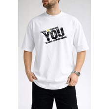 Caddekombin Erkek Fearless ve Strong Tasarımlı Eskitme Baskı Bisiklet Yaka Beyaz T-Shirt