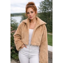 Fast Perry Camel Kısa Kürk Kaban – Geniş Yaka, Modern Kesim, Yumuşak Dokulu Kadın Kürk Mont