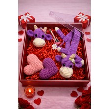 Pulinin Dükkanı Sevgililer Günü Hediye Kutusu – Figürlü El Yapımı Amigurumi Kitap Ayracı, Anahtarlık ve Kalpler Seti