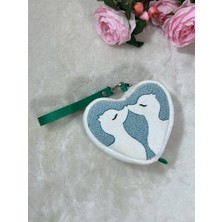 CIGDEMCALISKAN Give Me A Kiss Öpüşen Hayvancıklar Nakışlı Kadife Kalp Makyaj Çantası