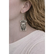 Herşey Nota Detaylı Baş Figürlü Metal Küpe – Sallantılı Tasarım Küpe