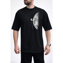Caddekombin Erkek Zirveye Yolculuk: Yarım Ay ve Dağcı Silüeti Bisiklet Yaka Siyah T-Shirt