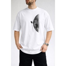 Caddekombin Erkek Zirveye Yolculuk: Yarım Ay ve Dağcı Silüeti Bisiklet Yaka Beyaz T-Shirt