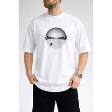 Caddekombin Erkek Dairesel Formda Dağ ve Su Temalı Bisiklet Yaka Beyaz T-Shirt