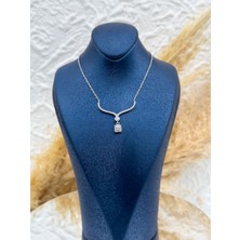 Livora Jewelry 925 Ayar Gümüş Baget Seri V Zirkon Taşlı Kadın Kolye – Zarif ve Işıltılı Hediyelik Takı