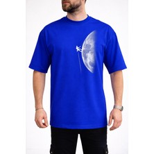 Caddekombin Erkek Zirveye Yolculuk: Yarım Ay ve Dağcı Silüeti Bisiklet Yaka Saks Mavi T-Shirt