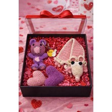 Pulinin Dükkanı Sevgililer Günü Hediye Kutusu – Figürlü El Yapımı Amigurumi Kitap Ayracı, Anahtarlık ve Kalpler Seti