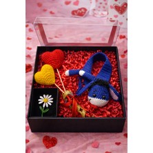 Pulinin Dükkanı Sevgililer Günü Hediye Kutusu – Figürlü El Yapımı Amigurumi Kitap Ayracı, Broş ve Kalpler Seti