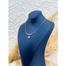 Livora Jewelry 925 Ayar Gümüş Baget Taşlı V Model Kadın Kolye – Zarif Motif Detaylı, Işıltılı ve Şık Tasarım