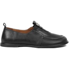 Celal Gültekin Kadın Siyah Lastikli Tokalı Deri Ayakkabı