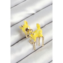 Shoplet Buğz Zirkon Taşlı Fiyonk Detaylı 3D Sarı Ceylan Figürlü Gold Renk Kadın Broş