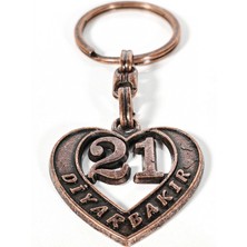 Moncuk Design 21 Diyarbakır Plakalı Kalp Şeklinde Metal Anahtarlık – Kadim Güç, Derin Bağlar ve Memleket Sevgisi Bir Arada