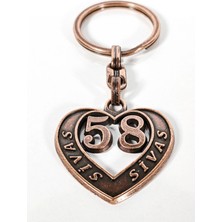 Moncuk Design 58 Sivas Plakalı Kalp Şeklinde Metal Anahtarlık – Yiğit Duruş, Memleket Sadakati ve Zamansız Şıklık Bir Arada