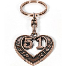 Moncuk Design 51 Niğde Plakalı Kalp Şeklinde Metal Anahtarlık – Anadolu’nun Sade Gücü, Memleket Bağlılığı ve Duygusal Şıklık Bir Arada