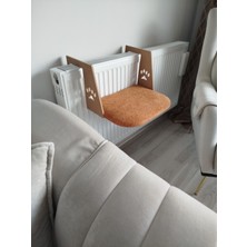 Özbience Rahat ve Şık Kedi Yatağı, Cam ve Kalorifer Askısı ile Konfor Sunar