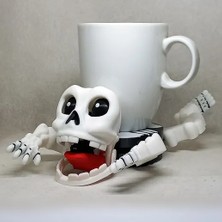 Genç 3D Hareketli Iskelet Bardak Tutucu | Skeleton Cup Holder | Dekoratif ve Eğlenceli Masaüstü Aksesuarı