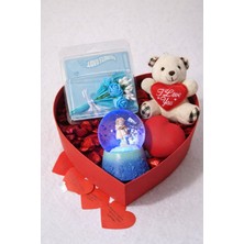 Hediye Filesi Sevgililer Gününe Özel Kalp Kutuda Ayıcıklı- Ledli Kalpli- Kar Küresi ve Mavi Buket Hediye Seti 03