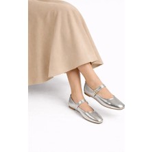 Moda Ayra Saura Gold Tokalı Kadın Babet – Parlak Metalik Yılan Desenli Rahat Günlük Ayakkabı