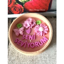Merz Design Decor Dekoratif Kasede Seni Seviyorum Yazılı Sevgililer Günü %100 Doğal Vegan Soya Wax Çiçek Bahçesi Mum