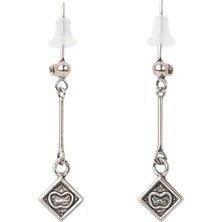 Tuqos Elma Motif Işlemeli Rodyum Kaplama Kare Çelik Küpe