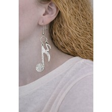 Herşey Nota Büyük Nota Figürlü Sallantılı Metal Küpe – Minimal Tasarım