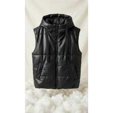 Deseo Boutique Kadın Siyah Renk Suni Deri Tarz Model Kapşonlu ve Cepli Kolsuz Puf Yelek Mont