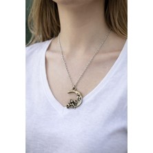 Herşey Nota Ay Formlu Figür Detaylı Metal Kolye – Zincirli Tasarım