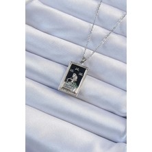 Taş Ve Oyun Atölyesi Taşveoyunatölyesi 316L Çelik Zincir Gümüş Renk Zirkon Taşlı Siyah Mineli Kız Figürlü Tarot Kolye TG27BKO9228