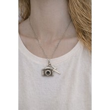 Herşey Nota Kamera ve Yıldırım Figürlü Metal Kolye – Zincirli Tasarım