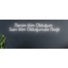 Biz Bu İşin Keyif Kısmındayız Benim Kim Olduğum Sizin Kim Olduğunuza Bağlı Yazılı Neon Tabela