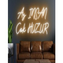 Biz Bu İşin Keyif Kısmındayız Az Insan Çok Huzur Yazılı Neon Tabela