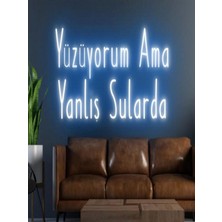 Biz Bu İşin Keyif Kısmındayız Yüzüyoum Ama Yanlış Sularda Yazılı Neon Tabela