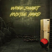 Biz Bu İşin Keyif Kısmındayız Work Smart Hustle Hard Yazılı Neon Tabela