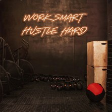 Biz Bu İşin Keyif Kısmındayız Work Smart Hustle Hard Yazılı Neon Tabela