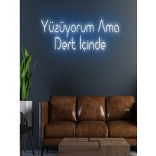 Biz Bu İşin Keyif Kısmındayız Yüzüyorum Ama Dert Içinde Yazılı Neon Tabela