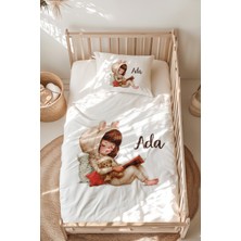 Lilabio %100 Pamuk Isme Özel Isimli Montessori Yatak Nevresim Takımı (100X200 Cm) Kitap Okuyan Kız