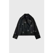 Merve Gültekin Yakası Kemerli Kısa Nakışlı Trenç