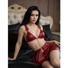 Zined Kırmızı Deri Görünümlü Zincir Detaylı Bralette Şort Takım