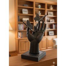 Özgürlüğün Dokunuşu Adlı El Üzerinde Uçuşan Kelebekler