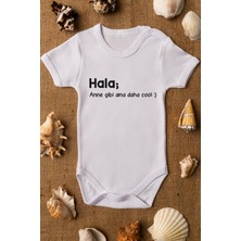 Overoz Hala Anne Gibi Ama Daha Cool Yazılı Kısa Kollu Beyaz Bebek Body Zıbın 5054