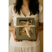 Doğal Şıklık Hediye Seti – Şakayık Mum, Zeytin Sabunu ve Kuru Çiçek Demeti