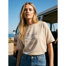 Amia&Co. %100 Pamuk Bej Kısa Kollu Bisiklet Yaka Baskılı Taş Işleme Detaylı Kadın T-Shirt