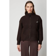 On Fashion Kadın Beli Lastikli Dik Yaka Fermuarlı Kahverengi Hırka 60937