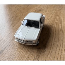 Nostalji Kutusu Bmw 2002 Ti Nostaljik 1:32 Metal Çek Bırak Diecast Kapıları Açılabilen Oyuncak Beyaz Araba