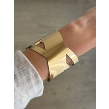 İrem Yıldız Gold Plaka Model Kelepçe Paslanmaz Çelik Malzeme ile Modern Stil
