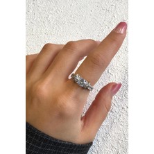 Leo'Stone Premium Seri Parthenon Trapez Taşlı Yarım Tur Tektaş Tasarım Ayarlanabilir Kadın Çelik Yüzük