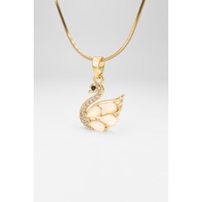 Stella Fortis Kuğu Figürlü Altın Kolye – Zirkon Taşlı, Inci Efektli Kanat, Zarif Tasarım