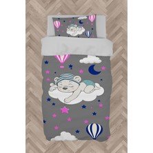 Mekta Home  Bulut Üzerinde Uyuyan Sevimli Ayı Desenli Gri Nevresim Takımı