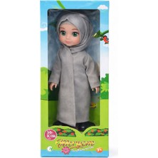 Nasyonel Toys Tesettürlü Oyuncak Kübra Bebek – Uzun Pardösülü Kız Çocuk Oyuncağı (Kutulu)