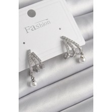 İsmiyle Al Pirinç Gümüş Renk Zirkon Taşlı Pençe Model Inci Detay Kadın Küpe